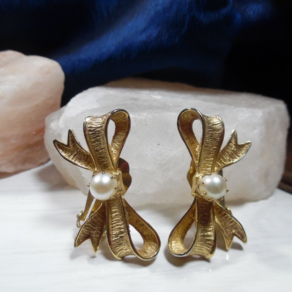 MARVELLA GOLDTONE BOW AND PEARL CLIP ON EARRINGS